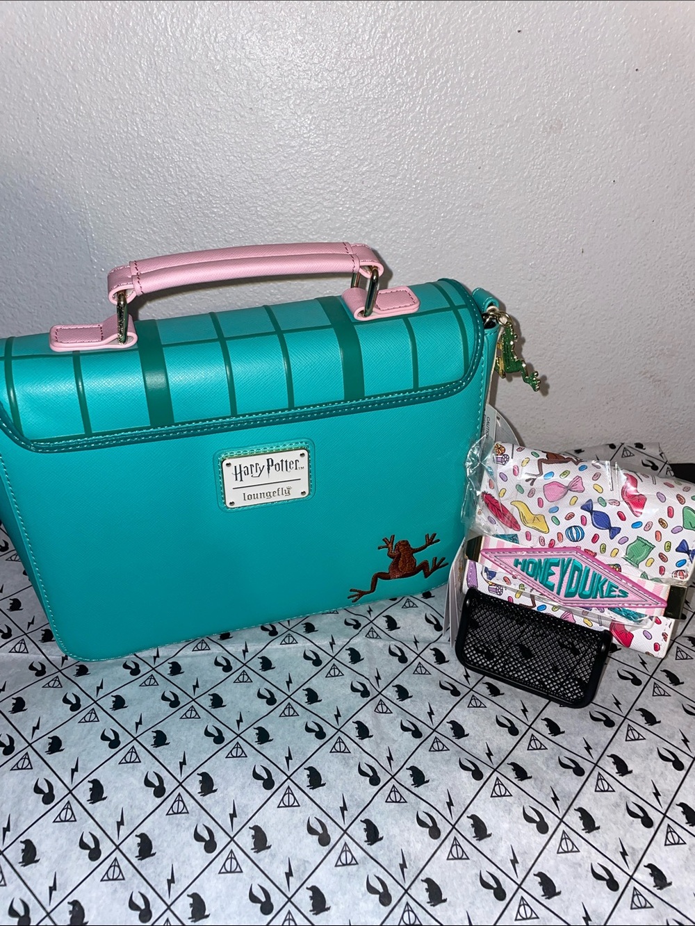 Exclusive Loungefly Harry Potter Sweet Shop Honeydukes Crossbody and Wallet Set - Picture 4 of 15
